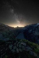 noche Disparo de el lechoso forma, a un montaña lago foto