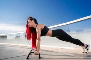 aptitud física, gimnasio y rutina de ejercicio de un mujer haciendo tablón ejercicio o formación para bienestar con atención para sano estilo de vida. hembra atleta con cuerpo peso rutina para fuerte centro, Deportes salud y equilibrar foto