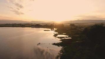 aéreo Visão do nascer do sol em lago de toba bul bul praia, Balige, toba regência. você pode Vejo lindo Visualizações do lago toba e extensões do arroz Campos e residencial áreas video