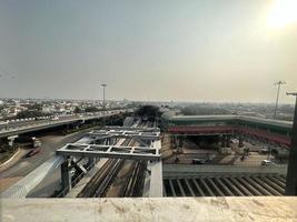 debajo pasar autopista la carretera en Delhi foto