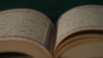 Aperto santo Corano libro per religione sfondo video