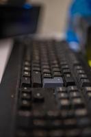negro teclado con pequeño abertura en trabajo sitio foto