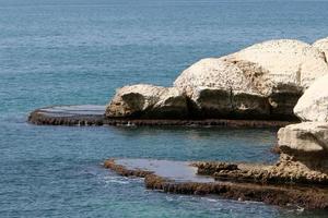 costa rocosa del mar mediterráneo en el norte de israel. foto