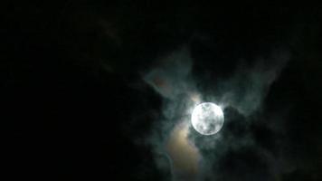 desfoque a lua cheia brilhante na nuvem da noite escura com a passagem da nuvem video