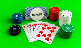 póker, tarjetas con un real enjuagar combinación en un verde mesa. foto