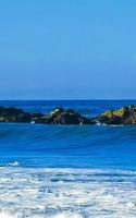 hermosas rocas acantilados olas surfistas en la playa puerto escondido mexico. foto