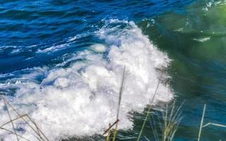 enormes olas de surfistas en la playa puerto escondido méxico. foto