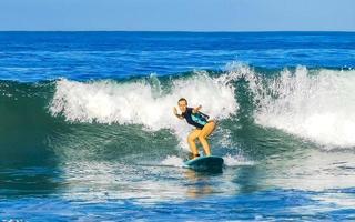 puerto escondido oaxaca mexico 2023 tablista surf en tabla de surf en alto olas en puerto escondido México. foto