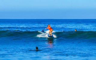 puerto escondido oaxaca mexico 2023 tablista surf en tabla de surf en alto olas en puerto escondido México. foto