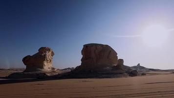 incomum figuras dentro a branco deserto, bahariya, Egito video