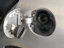 cerrado arriba combustible tanque gorra de coche tiene estado abrió para relleno el petróleo gasolina o diesel dentro tanque a el gas estación foto