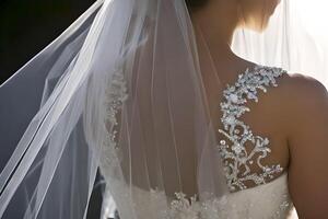 cerca arriba detalle un novia desde detrás en un blanco Boda vestido. foto