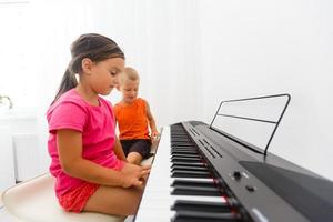 niños tocando el piano foto