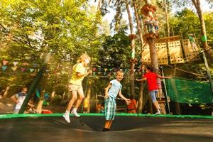 trampolín para niños y adultos para divertido interior o al aire libre aptitud saltando foto