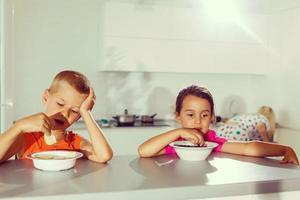 niños tener desayuno foto