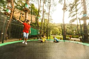 trampolín para niños y adultos para divertido interior o al aire libre aptitud saltando foto