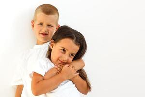 adolescentes hermano y hermana. el concepto de un contento infancia, belleza, gente, moda, sano estilo de vida. aislado en blanco antecedentes. foto