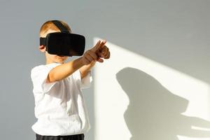 niños experimentando virtual realidad aislado en blanco antecedentes. sorprendido pequeño chico mirando en vr lentes. foto