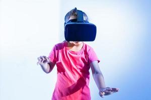 pequeño niña experimentando virtual realidad anteojos en aislado antecedentes. foto