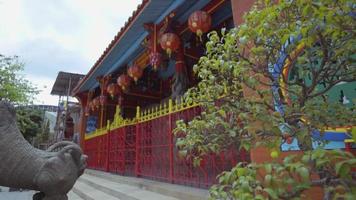 een architectuur van een Chinese tempel met uniek ontwerp en rood kleuren video