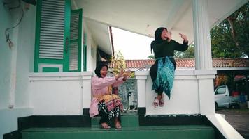 ein Gruppe von Muslim Frauen war sehr glücklich wann Sie getroffen ihr alt freunde wann Sie wurden im Vorderseite von das Terrasse von das Haus video