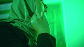 un musulmán mujer abre su velo en frente de el espejo y vendaje mesa muy tranquilamente video