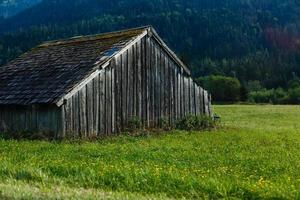 uno de madera casa en el otoño en un colina en el montañas. foto