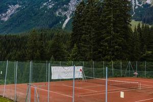 tenis Corte y rodeado por arboles y sierras. el Perfecto sitio para relajación y ejercicio para un bueno salud foto