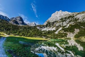 idílico verano paisaje con claro montaña lago en el Alpes foto