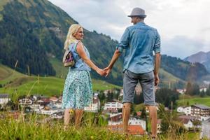 contento Pareja con hermosa ver de el montaña foto