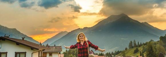 niña en el montañas, Alpes, Austria foto