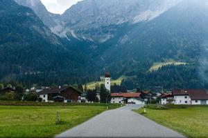 pueblo la carretera en el montañas, Alpes foto