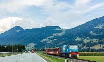 la carretera torneado en el montañas, Alpes antecedentes foto