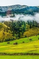 Vista panorámica del hermoso paisaje de montaña en los Alpes bávaros con el pueblo de Berchtesgaden y el macizo de Watzmann en el fondo al amanecer, el parque nacional Berchtesgadener Land, Baviera, Alemania foto