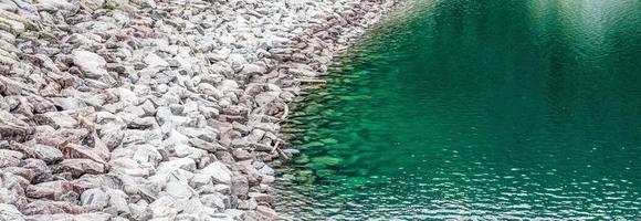 ver de rocas en fondo de un lago foto