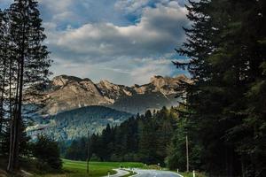 la carretera torneado en el montañas, Alpes antecedentes foto