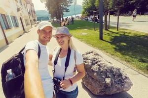 selfie parejas, Alemania. hermosa joven multirracial viaje Pareja teniendo divertido en Europa vacaciones. foto