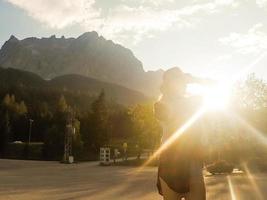 hembra caminando cerca ehrwald, Tirol, Austria. foto