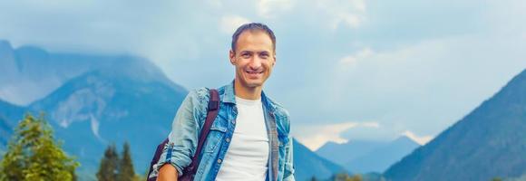 hombre en el montañas, Alpes, Austria foto