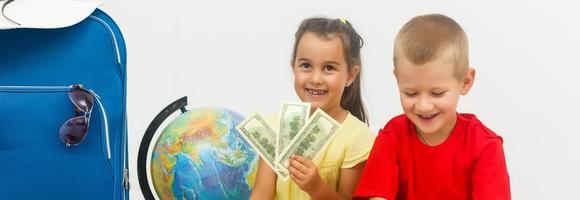 un pequeño niños con un maleta son en pie juntos en el blanco antecedentes foto