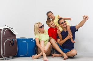 contento familia con equipaje son Listo a viajar. aislado en blanco antecedentes. foto