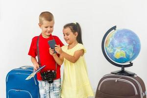 hermana abrazando hermano con equipaje preparar a viaje y turista concepto foto