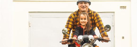 contento abuelo y su nieta en hecho a mano sidecar bicicleta sonriente foto