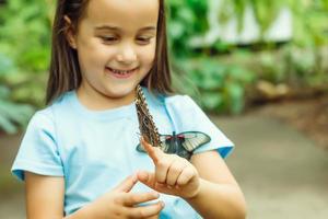 niña y mariposa foto