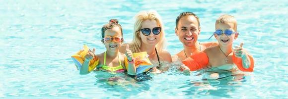 contento familia en nadando piscina a agua parque foto