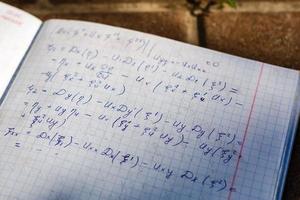 escritura de matemáticas cuadrático ecuación fórmula en examen, práctica, examen o prueba en matemáticas clase. resolviendo exponencial ecuaciones antecedentes concepto foto