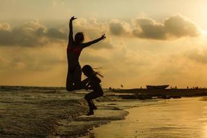 madre y hija contento en amor a puesta de sol foto