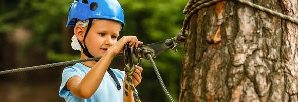 activo para niños recreación. alpinismo el cuerda parque foto
