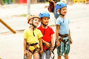 niños - un chico y un niña en el cuerda parque pasar obstáculos hermano y hermana escalada el cuerda la carretera foto