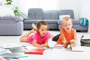 covid-19 coronavirus y aprendizaje desde hogar, hogar colegio niño concepto. pequeño niños estudiar en línea aprendizaje desde hogar con ordenador portátil. cuarentena y social distanciamiento concepto. foto